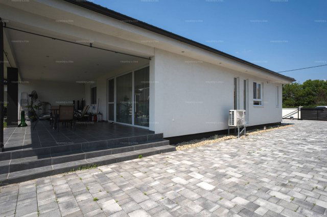 Eladó családi ház, Kecskeméten 109.9 M Ft, 3 szobás
