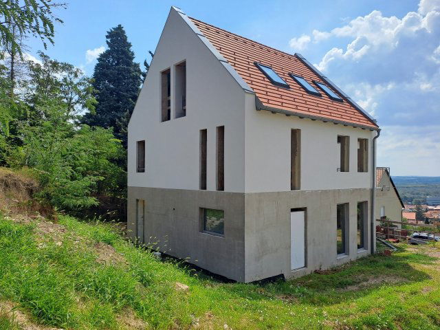 Eladó téglalakás, Pécsett 98 M Ft, 3 szobás