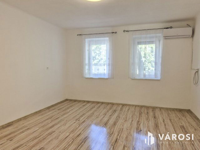 Eladó téglalakás, Szegeden 48.99 M Ft, 1+1 szobás