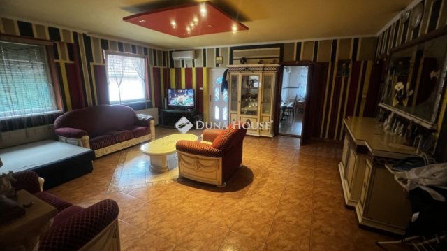 Eladó családi ház, Dunaújvárosban 62.5 M Ft, 6 szobás