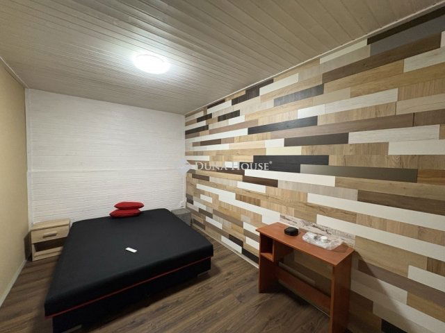 Eladó családi ház, Pécsett 89.9 M Ft, 7 szobás