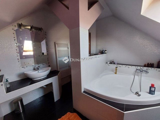 Eladó téglalakás, Baján 99.99 M Ft, 7 szobás