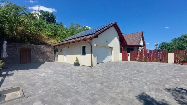 Eladó családi ház, Százhalombattán 182 M Ft, 5+1 szobás