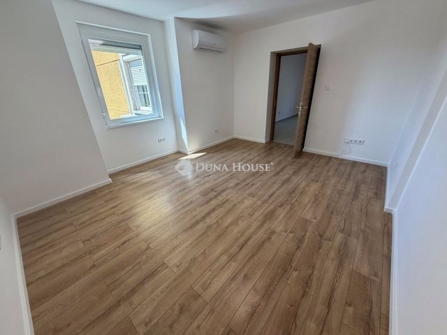 Eladó téglalakás, Pécsett 62.9 M Ft, 3 szobás