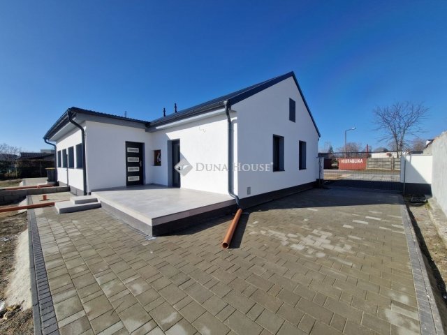 Eladó ikerház, Baján 54 M Ft, 3 szobás / költözzbe.hu