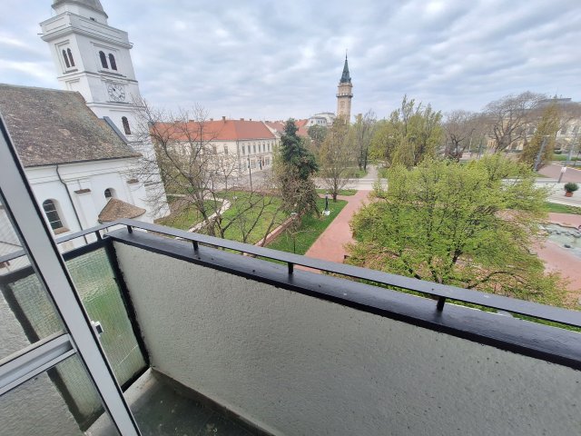 Eladó téglalakás, Hódmezővásárhelyen, Kossuth téren 33.9 M Ft