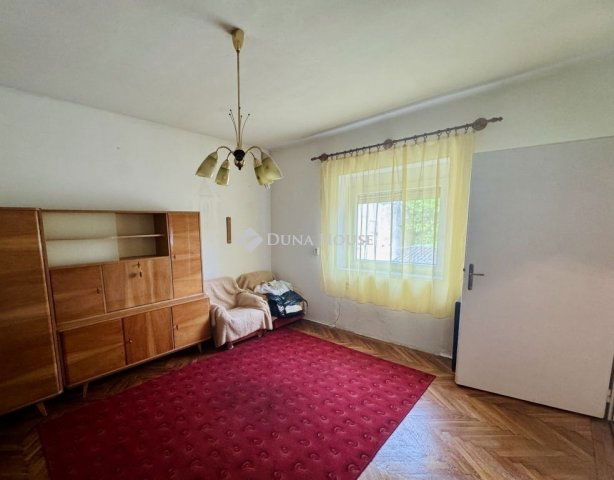Eladó téglalakás, Komáromban 32 M Ft, 2 szobás