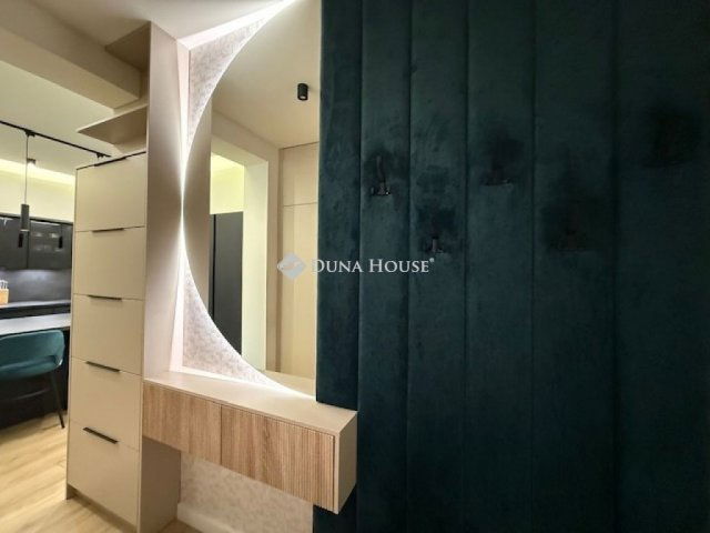 Eladó téglalakás, Pécsett 175 M Ft, 4 szobás