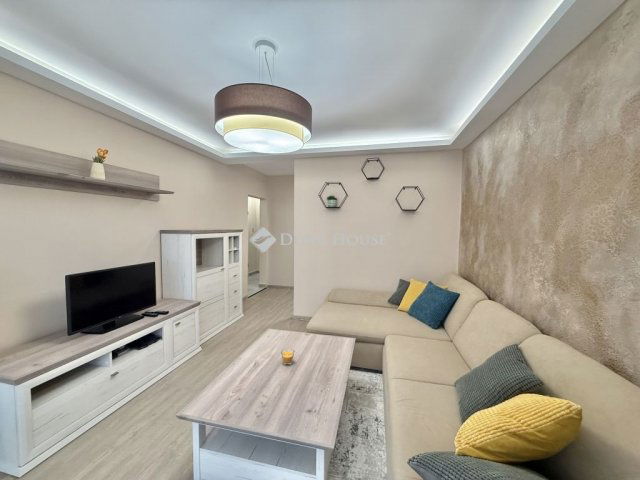 Kiadó panellakás, albérlet, Pécsett 230 E Ft / hó, 2 szobás