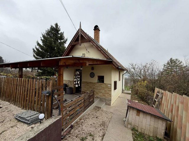 Eladó családi ház, Vácon 50.5 M Ft, 2 szobás