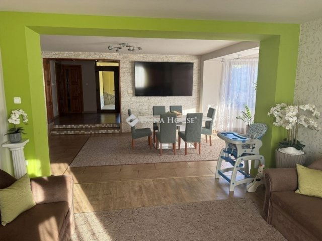 Eladó családi ház, Pécsett 125 M Ft, 5 szobás