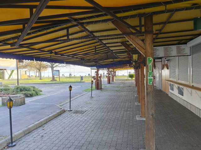 Eladó üzlethelyiség, Balatonkenesén 89 M Ft