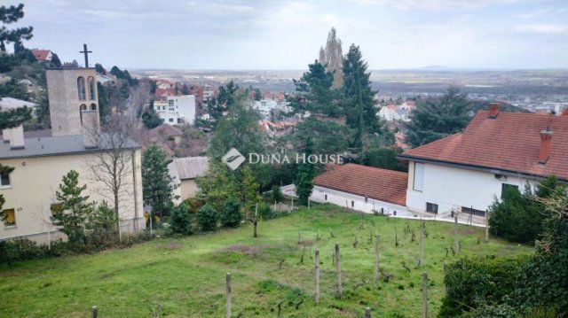 Eladó családi ház, Pécsett 238 M Ft, 6 szobás