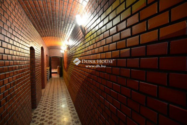 Eladó hotel, Nagykőrösön 170 M Ft, 7 szobás