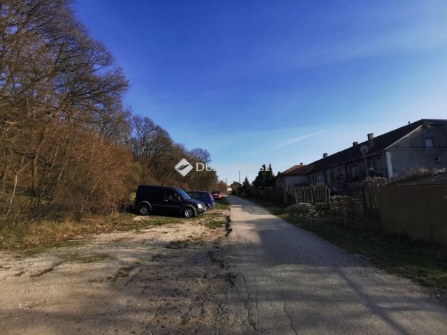 Eladó családi ház, Csolnokon 29.99 M Ft, 2 szobás