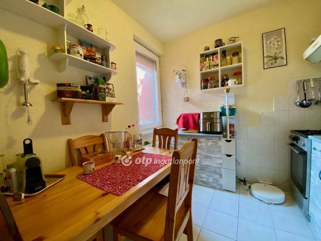 Eladó panellakás, Kecskeméten 44.8 M Ft, 3 szobás