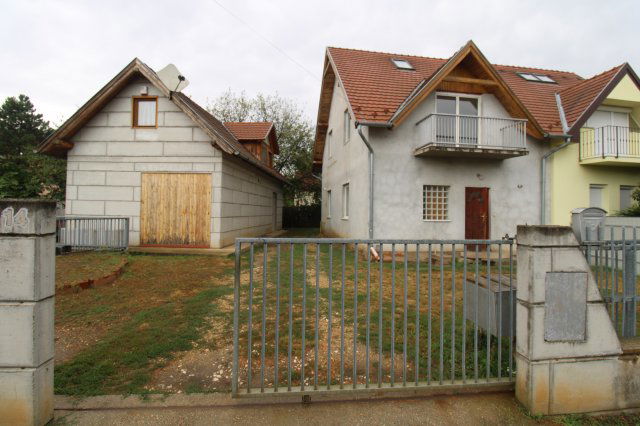 Eladó ikerház, Gödöllőn 150 M Ft, 7 szobás
