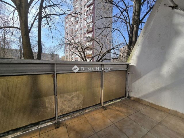 Eladó panellakás, Pécsett 57.9 M Ft, 4 szobás