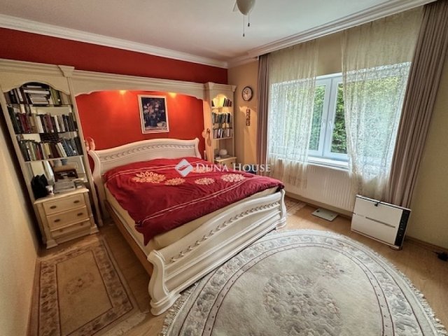 Eladó családi ház, Székesfehérvárott 204.9 M Ft, 9 szobás