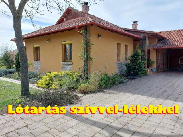 Eladó családi ház, Szadán 268 M Ft, 4 szobás