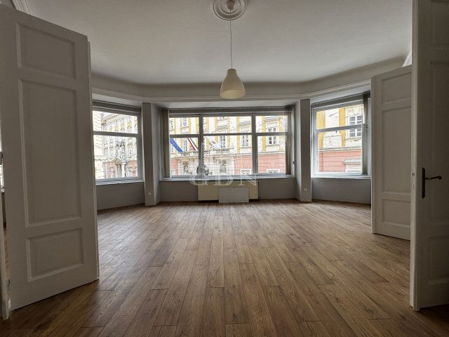 Kiadó téglalakás, albérlet, Budapesten, V. kerületben, 3 szobás