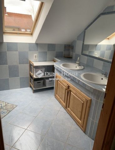 Eladó családi ház, Esztergomban 124 M Ft, 8 szobás