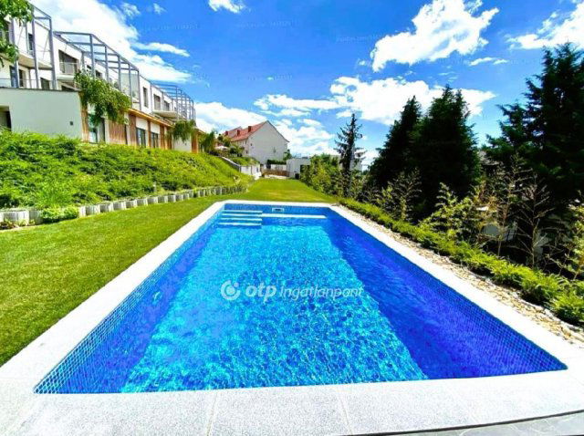 Eladó téglalakás, Balatonfüreden 170 M Ft, 3 szobás