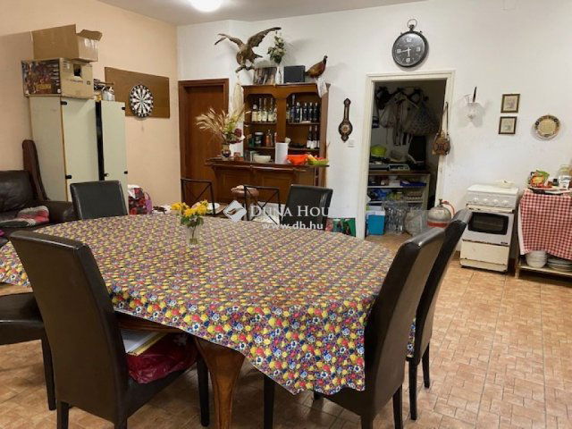 Eladó családi ház, Pécsett 391 M Ft, 6 szobás