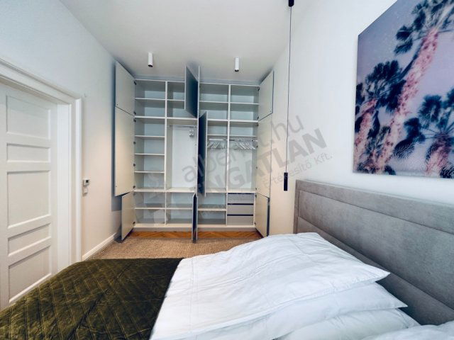 Kiadó téglalakás, albérlet, Budapesten, V. kerületben, 2 szobás