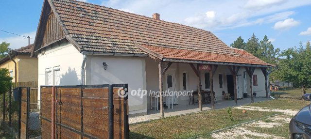 Eladó családi ház, Újszászon 24.9 M Ft, 2 szobás