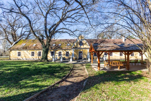 Eladó hotel, Csombárdon 328 M Ft, 20 szobás