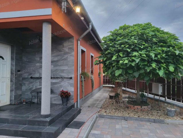 Eladó családi ház, Kecskeméten 84.9 M Ft, 2+1 szobás