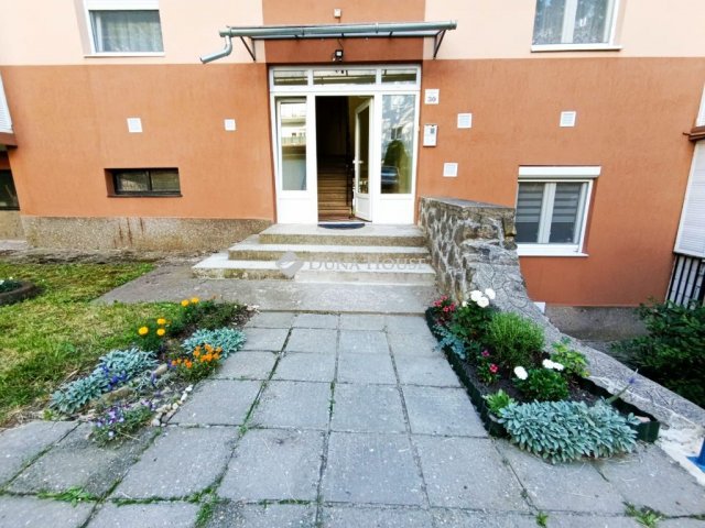 Eladó téglalakás, Komlón, Alkotmány utcában 18.9 M Ft
