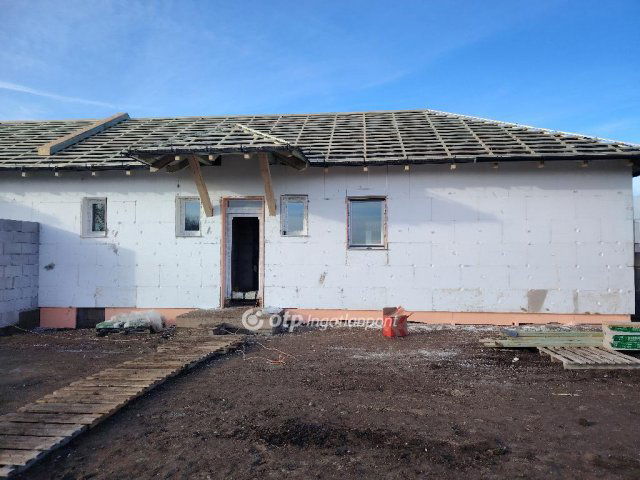 Eladó ikerház, Velencén 99.99 M Ft, 4 szobás