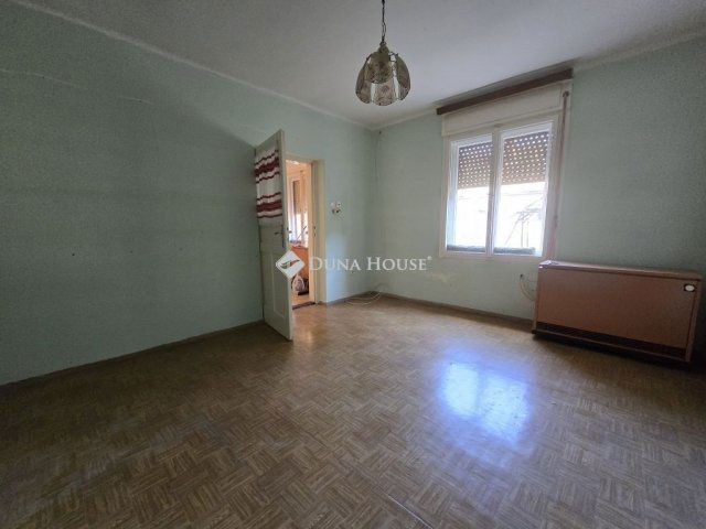 Eladó családi ház, Pécsett 26.9 M Ft, 3 szobás