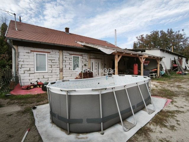 Eladó családi ház, Daruszentmiklóson 22.5 M Ft, 2 szobás