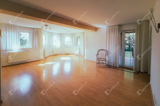 Eladó családi ház, Hegyeshalomban 139 M Ft, 9 szobás