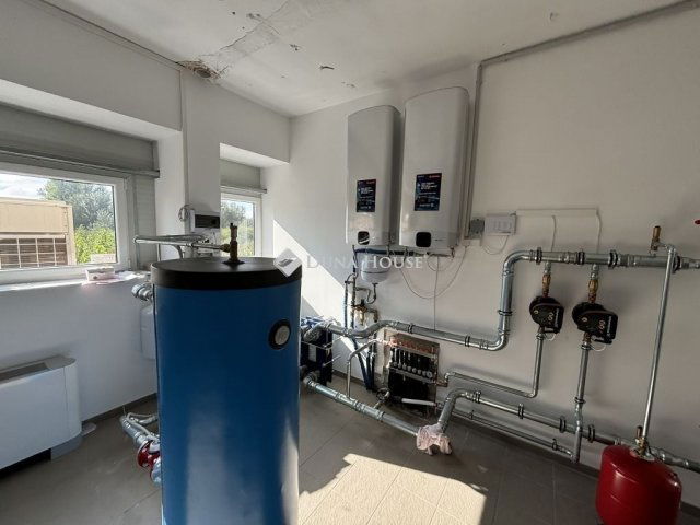 Eladó ipari ingatlan, Komáromban 411.7 M Ft / költözzbe.hu