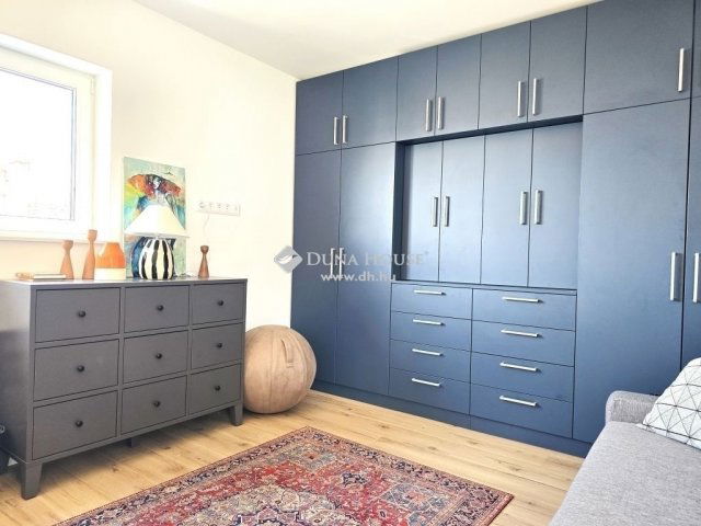 Eladó téglalakás, Pécsett 189.9 M Ft, 4 szobás