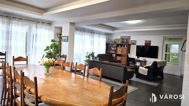 Eladó családi ház, Debrecenben 250 M Ft, 8 szobás