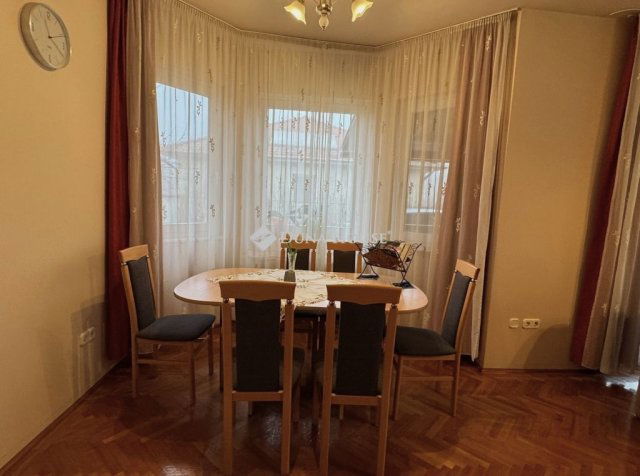 Eladó családi ház, Debrecenben 220 M Ft, 5 szobás