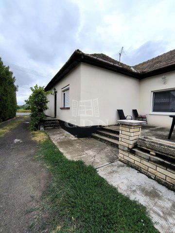 Eladó családi ház, Szirákon 30.9 M Ft, 4 szobás