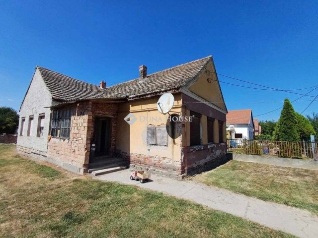 Eladó családi ház, Dunafalván 12 M Ft, 3 szobás