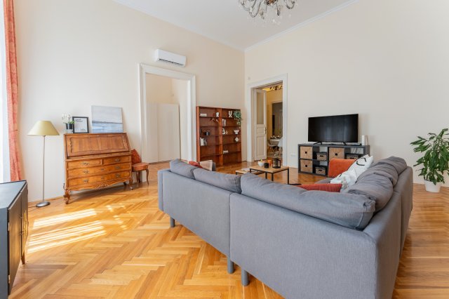 Eladó téglalakás, Budapesten, V. kerületben 217.8 M Ft, 3 szobás