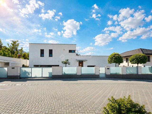 Eladó családi ház, Csömörön 329 M Ft, 6 szobás