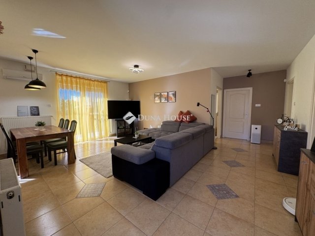 Eladó téglalakás, Szigetszentmiklóson 93.9 M Ft, 3+1 szobás