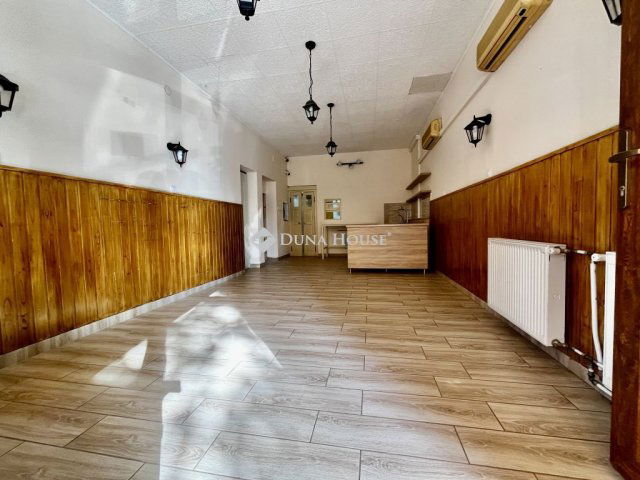Eladó üzlethelyiség, Barcson, Köztársaság utcában 27 M Ft