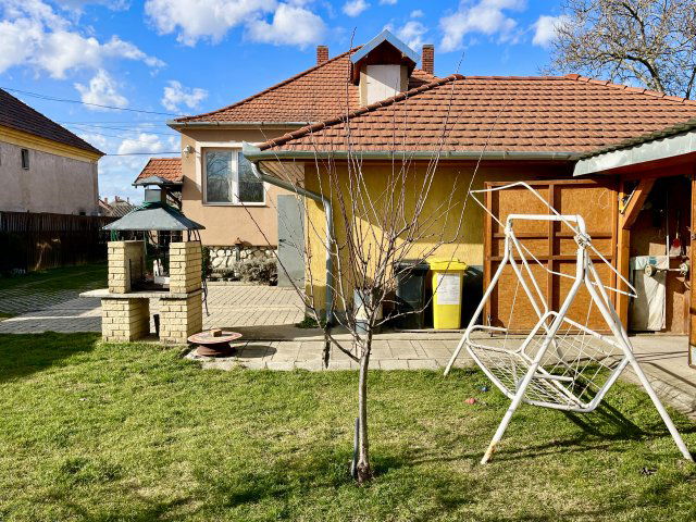 Eladó családi ház, Pápán 59.9 M Ft, 3 szobás