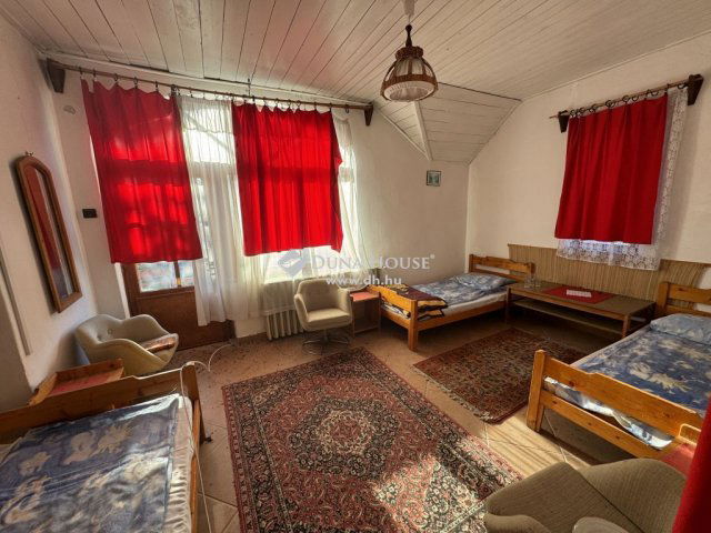 Eladó családi ház, Pilisszentlászlón 220 M Ft, 12+1 szobás