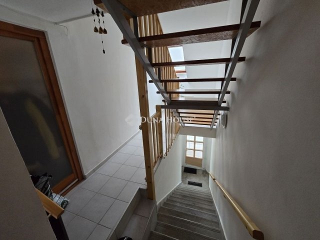 Eladó téglalakás, Veszprémben 87.5 M Ft, 3 szobás
